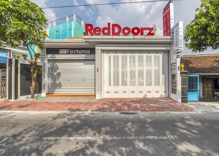 Reddoorz Plus Near Gembira Loka Zoo 2 Yogyakarta